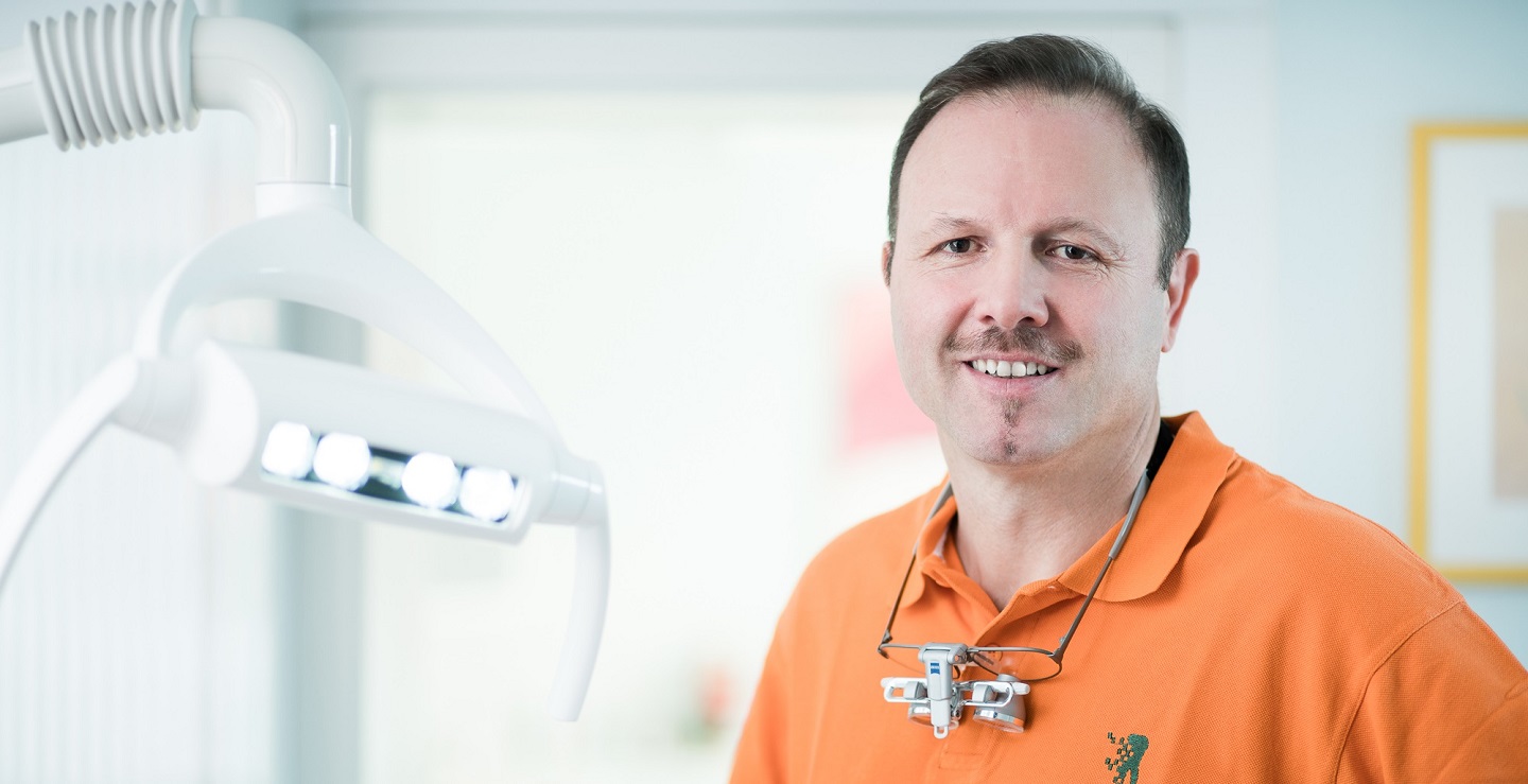 André Schwandt in seinem Behandlungszimmer